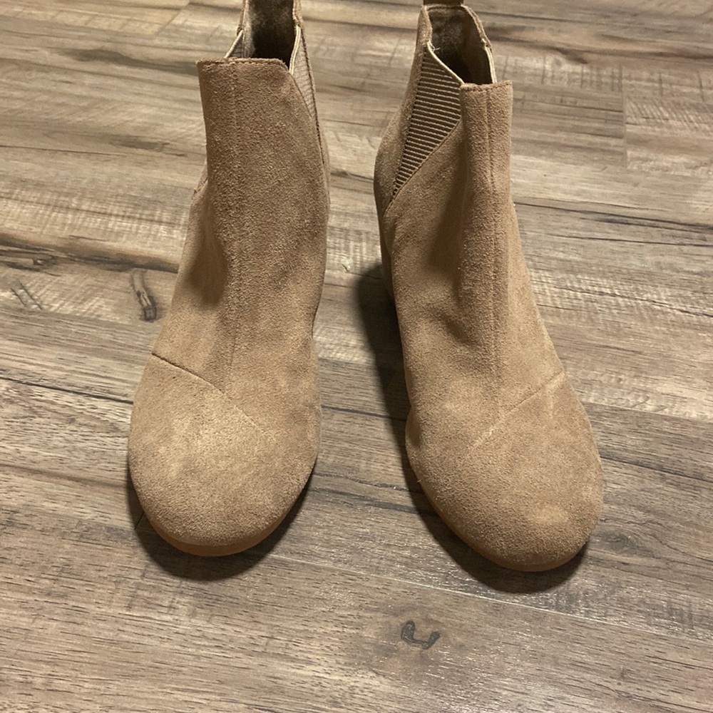 Toms, sz 9, suede taupe bootie, barely worn
